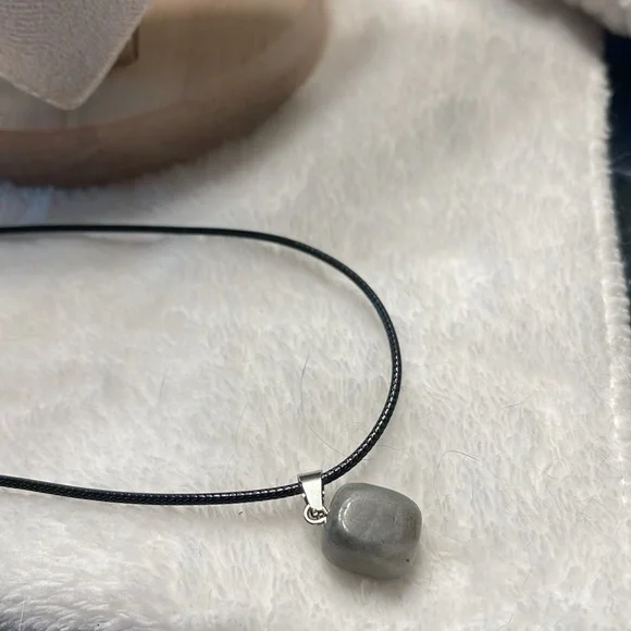 Elegant Black and Silver labradorite stone Pendant Necklace - Picture 3 of 5